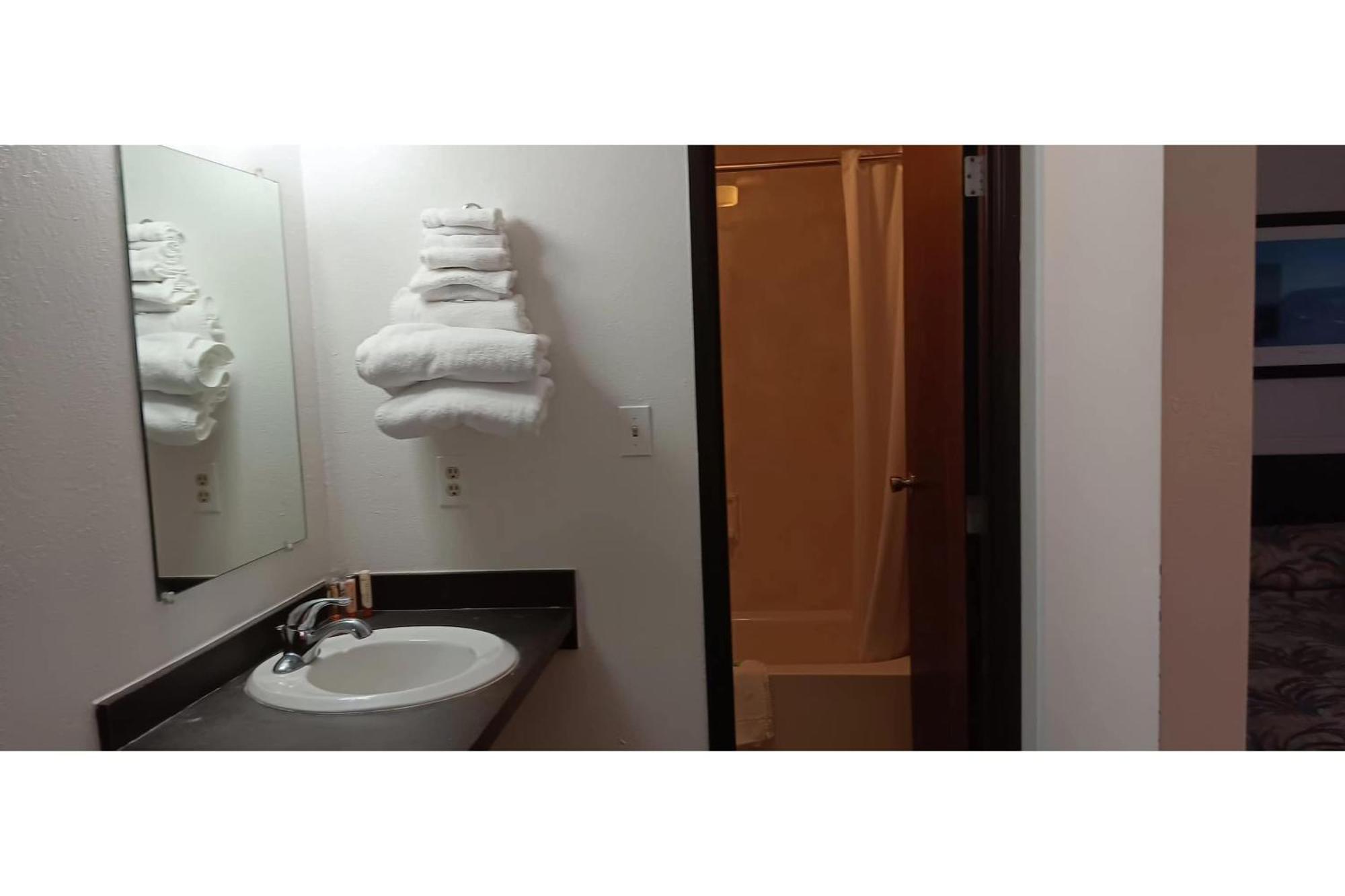 Scotwood Motel By Oyo Washburn Nd Экстерьер фото
